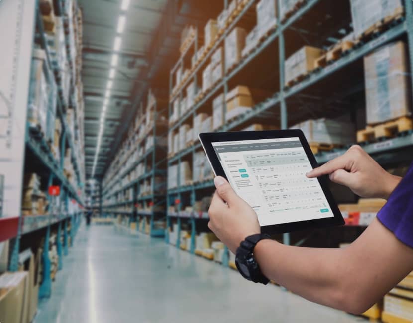 alguien que sostiene un dispositivo digital en un almacén